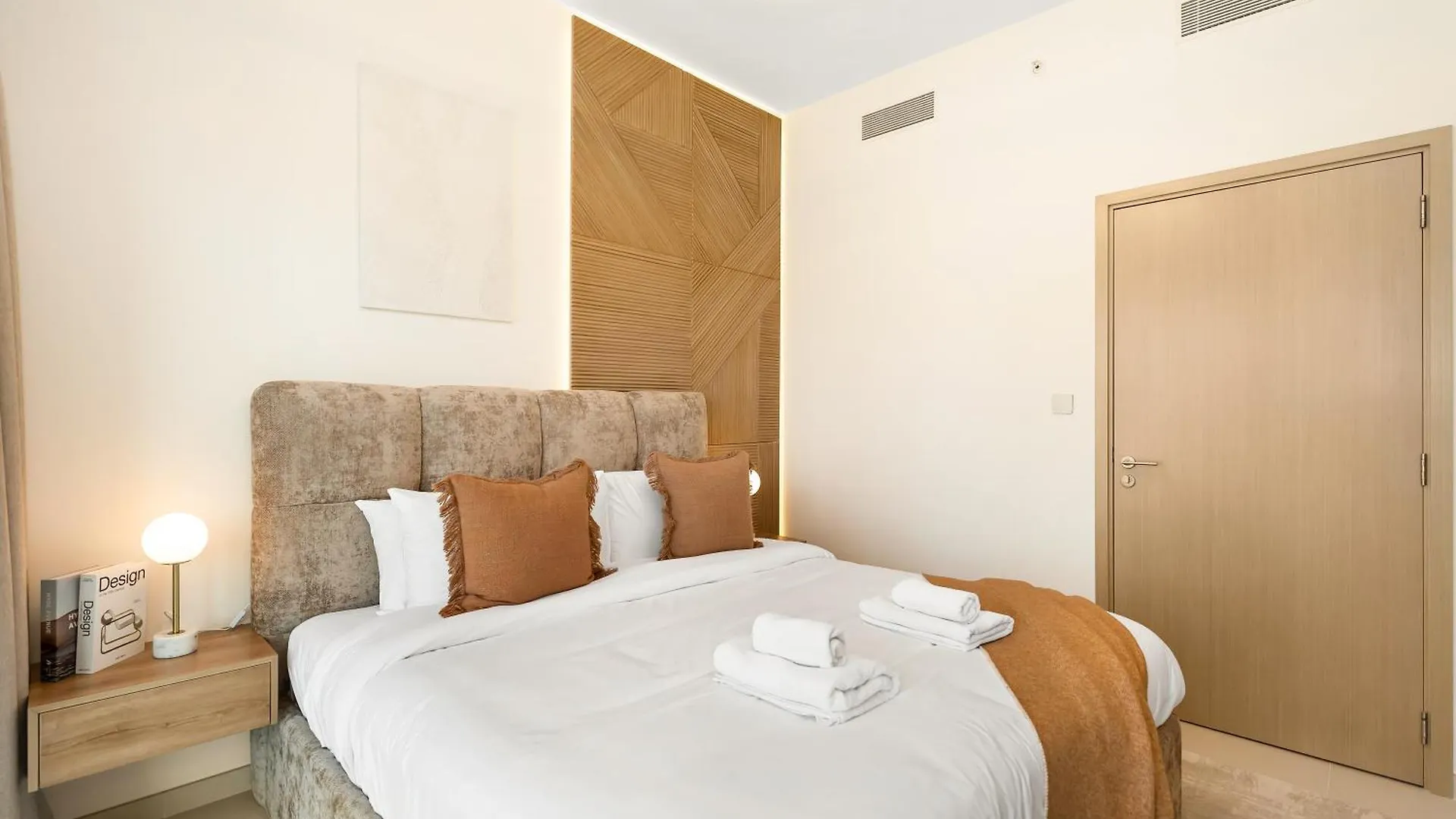 2Bdr Apt Led Side Burj Khalifa Views Opposite Dubai Mall United Arab Emirates